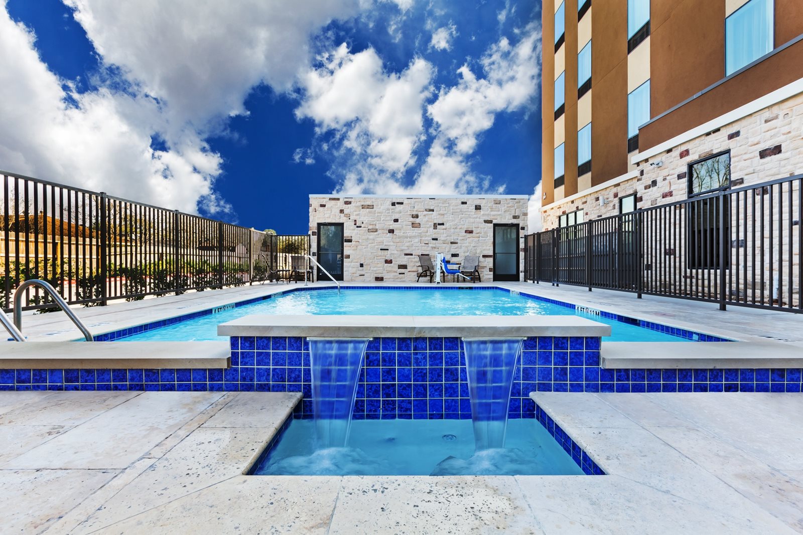 HOUAT-HAMPTON-INN-HOUSTON-ATASCOCITA,-TX-POOL-001-low-res.jpg