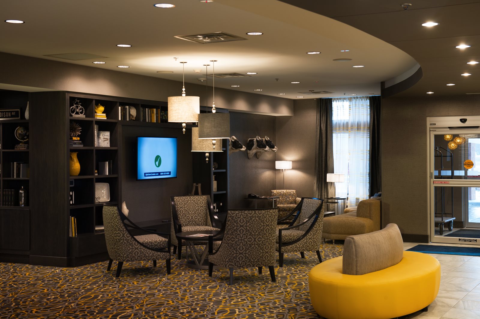 1HolidayInn-lobby-3170.jpg