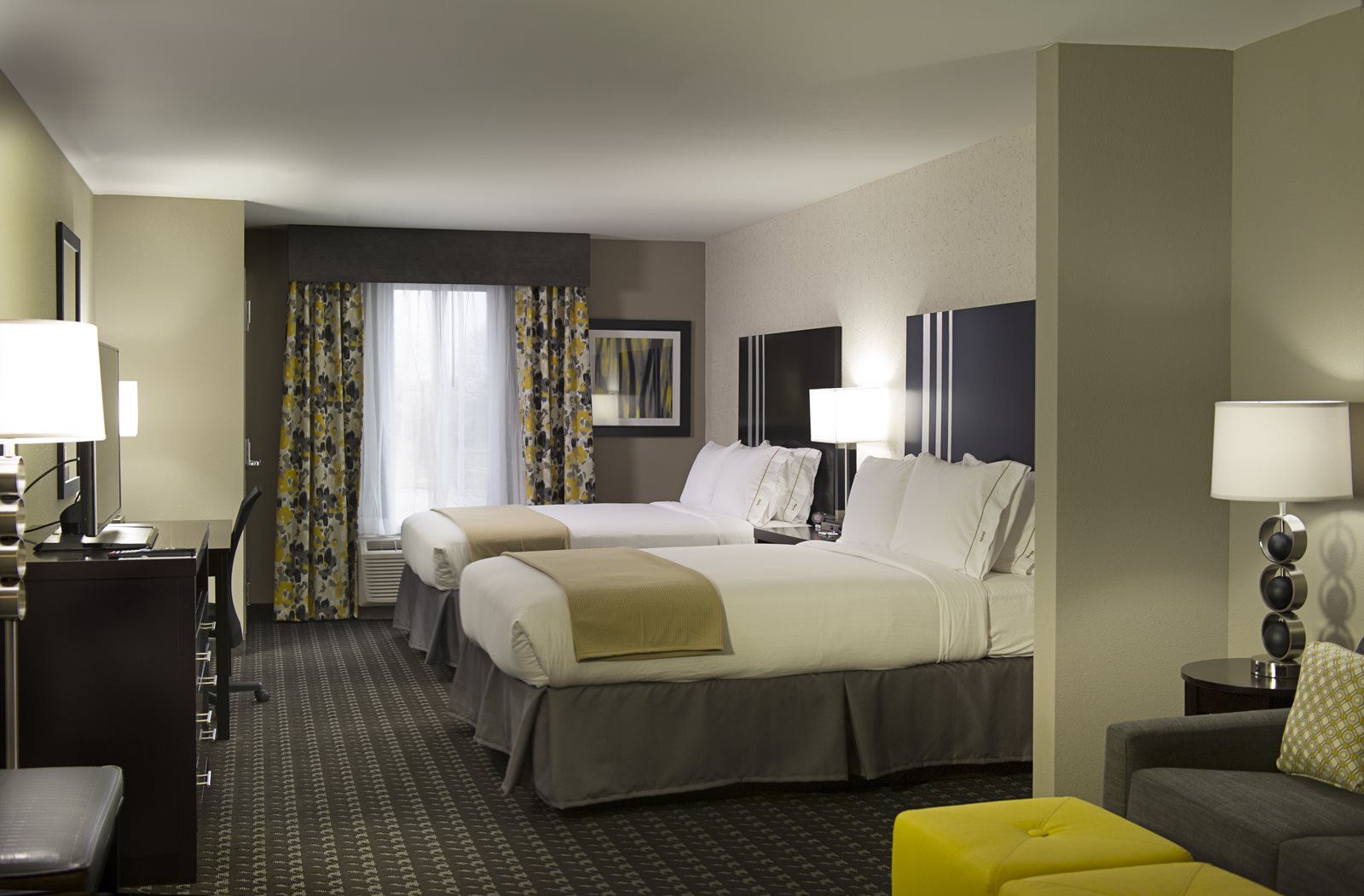 5HolidayInn-Dbl-Queen-suite-3392.jpg